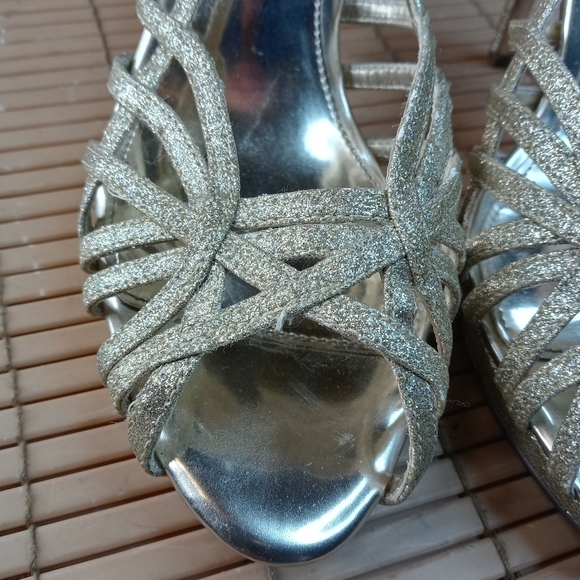 Nina New York women's 4" stiletto heel sandal. Sz 7.5M. Gold glitter leather sli - Picture 4 of 11